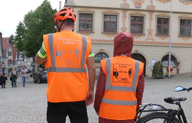 Zum Abschluss ihrer 14-Tages-Radtour waren Brigitte und Harald Kornmann aus Schwäbisch Hall in Vaihingen zu Gast. Ein Hingucker waren die besonderen Sicherheitswesten, entworfen von dem Radler selbst. Wer Interesse an einer solchen Weste hat, könne sich gerne per E-Mail unter harald.kornmann@adfc-bw.de an ihn wenden.  <span class='image-autor'>Foto: Rücker</span>