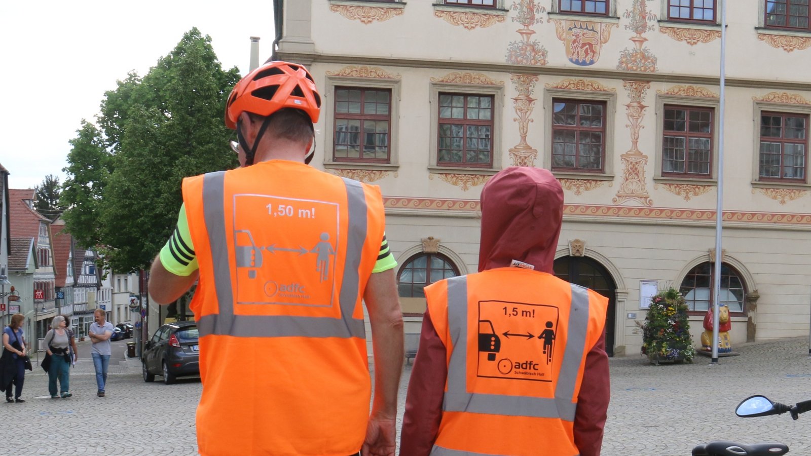 Zum Abschluss ihrer 14-Tages-Radtour waren Brigitte und Harald Kornmann aus Schwäbisch Hall in Vaihingen zu Gast. Ein Hingucker waren die besonderen Sicherheitswesten, entworfen von dem Radler selbst. Wer Interesse an einer solchen Weste hat, könne sich gerne per E-Mail unter harald.kornmann@adfc-bw.de an ihn wenden.  Foto: Rücker