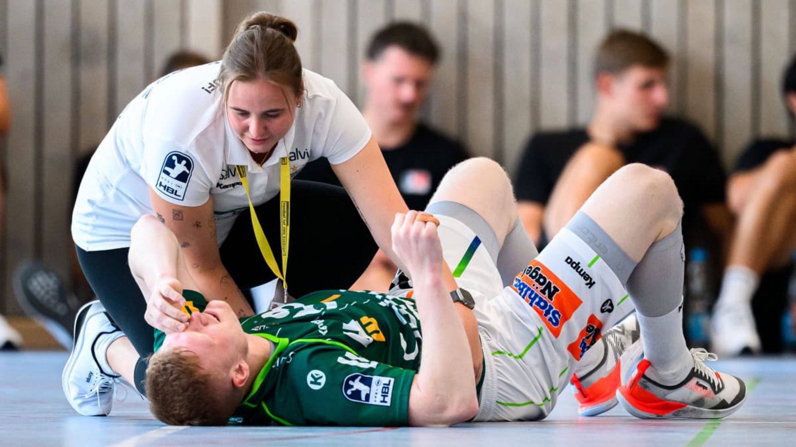 Kapitän Ymir Gislason wird von Frisch-Auf-Physiotherapeutin Katharina Leßig beim Turnier in Altensteig versorgt&nbsp;– seine Verletzung an der Wurfhand zog sich der Isländer im Bundesligaspiel bei der MT Melsungen zu.IMAGO/wolf-sportfoto