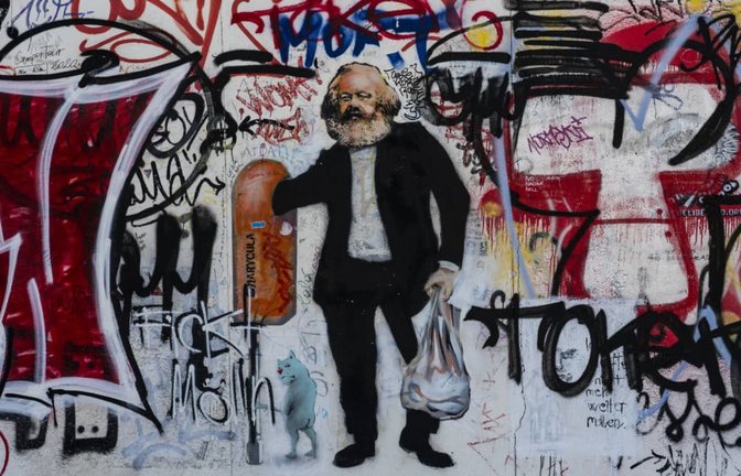 Karl Marx auf einem Wandbild als Flaschensammler an der ehemaligen DDR-Grenzmauer an der Mühlenstraße in Berlin-Friedrichshain (Archivfoto).<span class='image-autor'>Imago/Hohlfeld</span>