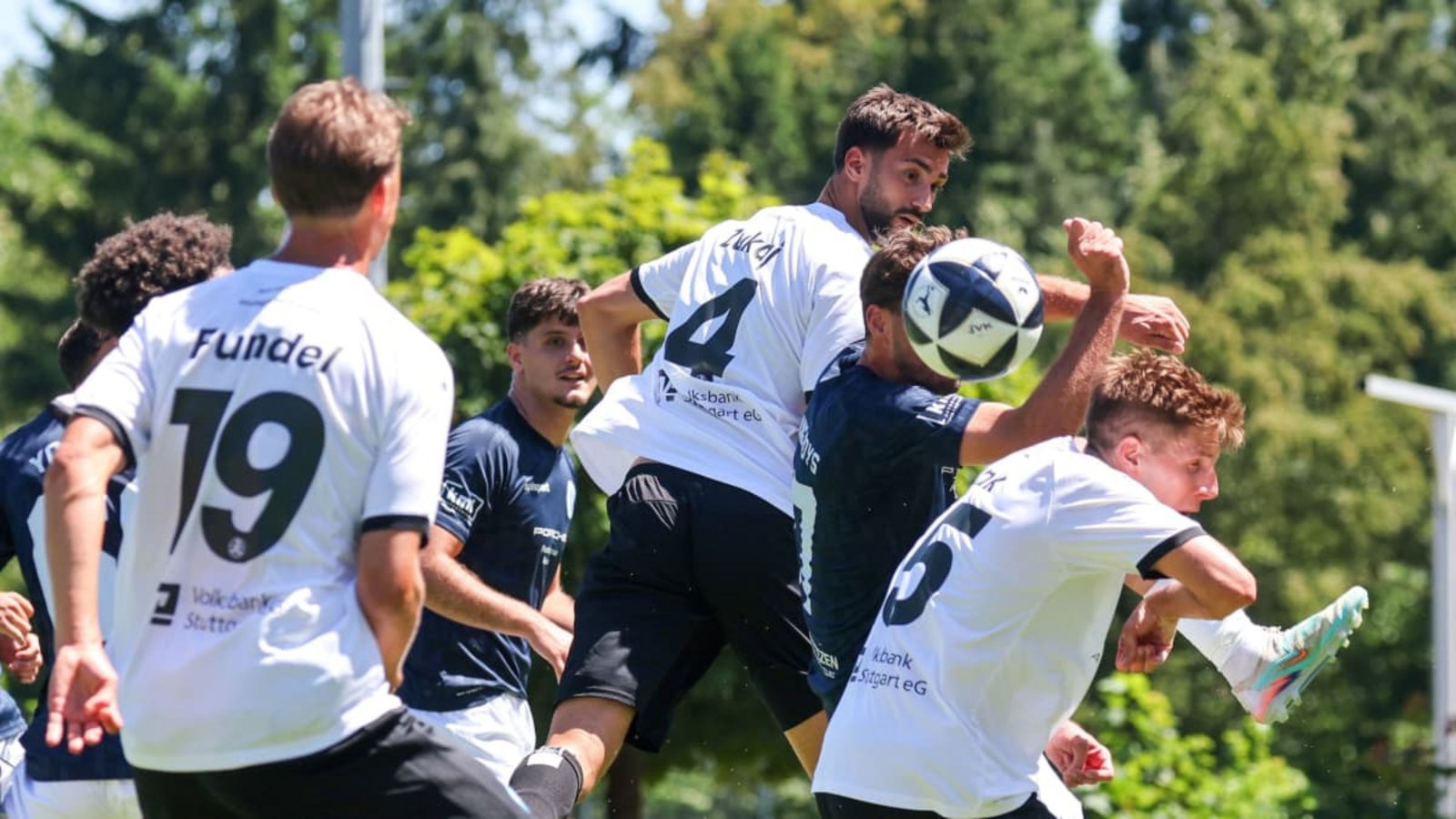 Kickers-Neuzugang Elvir Zukaj verlängert den Eckball - und Linksverteiidiger Nico Fundel trifft zum 1:1-Ausgleich gegen die Young Boys Reutlingen.Baumann/Alexander Keppler Kickers-Neuzugang Elvir Zukaj verlängert den Eckball - und Linksverteiidiger Nico Fundel trifft zum 1:1-Ausgleich gegen die Young Boys Reutlingen.Baumann/Alexander Keppler