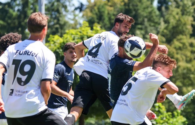 Kickers-Neuzugang Elvir Zukaj verlängert den Eckball - und Linksverteiidiger Nico Fundel trifft zum 1:1-Ausgleich gegen die Young Boys Reutlingen.<span class='image-autor'>Baumann/Alexander Keppler</span>