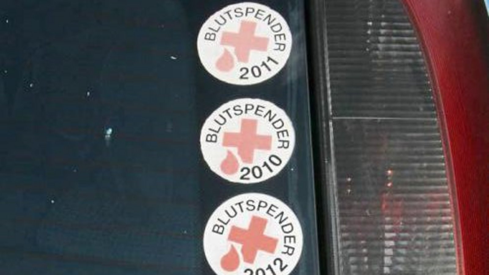 Tu’ Gutes und zeig’s an deinem Auto. Gesehen in Vaihingen.  Foto: Rücker