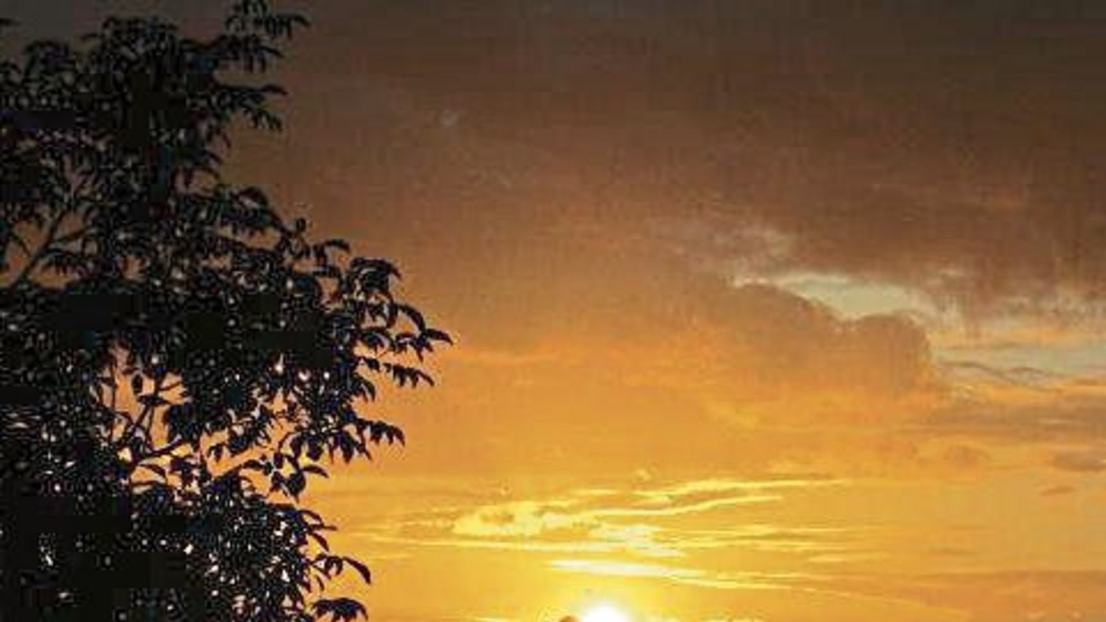 Diesen schönen Sonnenuntergang hat unser Leser Wolfgang Brose aus Illingen mit der Kamera eingefangen. Diesen schönen Sonnenuntergang hat unser Leser Wolfgang Brose aus Illingen mit der Kamera eingefangen.