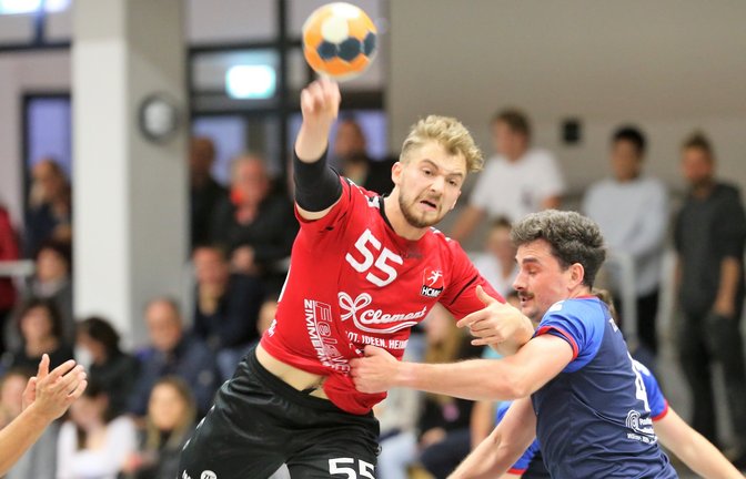 Jan Gergen (rechts) versucht, Yannick Ott auf dem Weg zum Tor aufzuhalten.  <span class='image-autor'>Foto: Küppers</span>