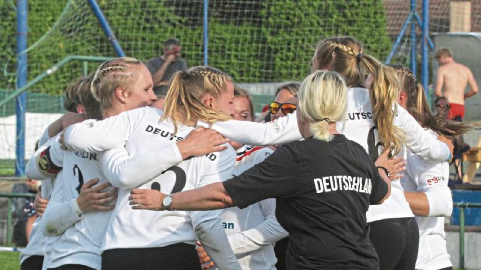Team Deutschland hat allen Grund zu jubeln. Die Faustballerinnen gewinnen die EM. Foto: Spille Team Deutschland hat allen Grund zu jubeln. Die Faustballerinnen gewinnen die EM. Foto: Spille