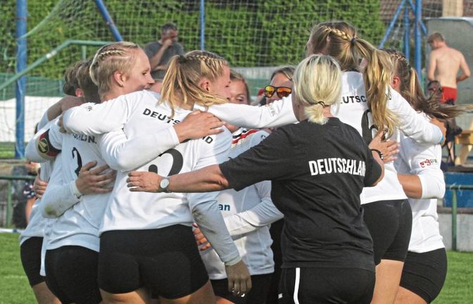 Team Deutschland hat allen Grund zu jubeln. Die Faustballerinnen gewinnen die EM. Foto: Spille
