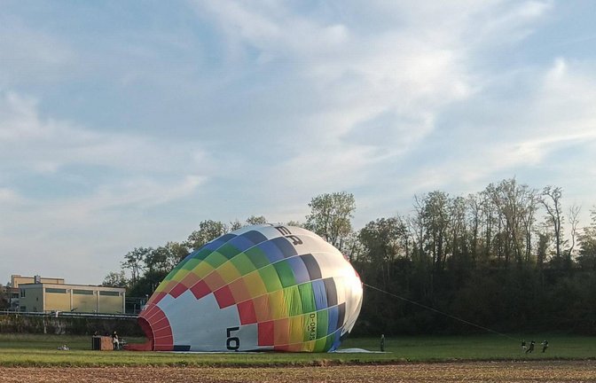 Vom Garten in den Vaihinger Köpfwiesen aus hat Uli Simecek am Feiertag einen Ballon beobachtet, der sich über Schloss Kaltensein langsam Richtung Bundesstraße absenkte. Gelandet ist der dann auf einem Feld unterhalb der B 10 neben dem Häckergelände. Und, so ergab Simeceks Rückfrage bei der Besatzung – es seien alle glücklich gelandet.