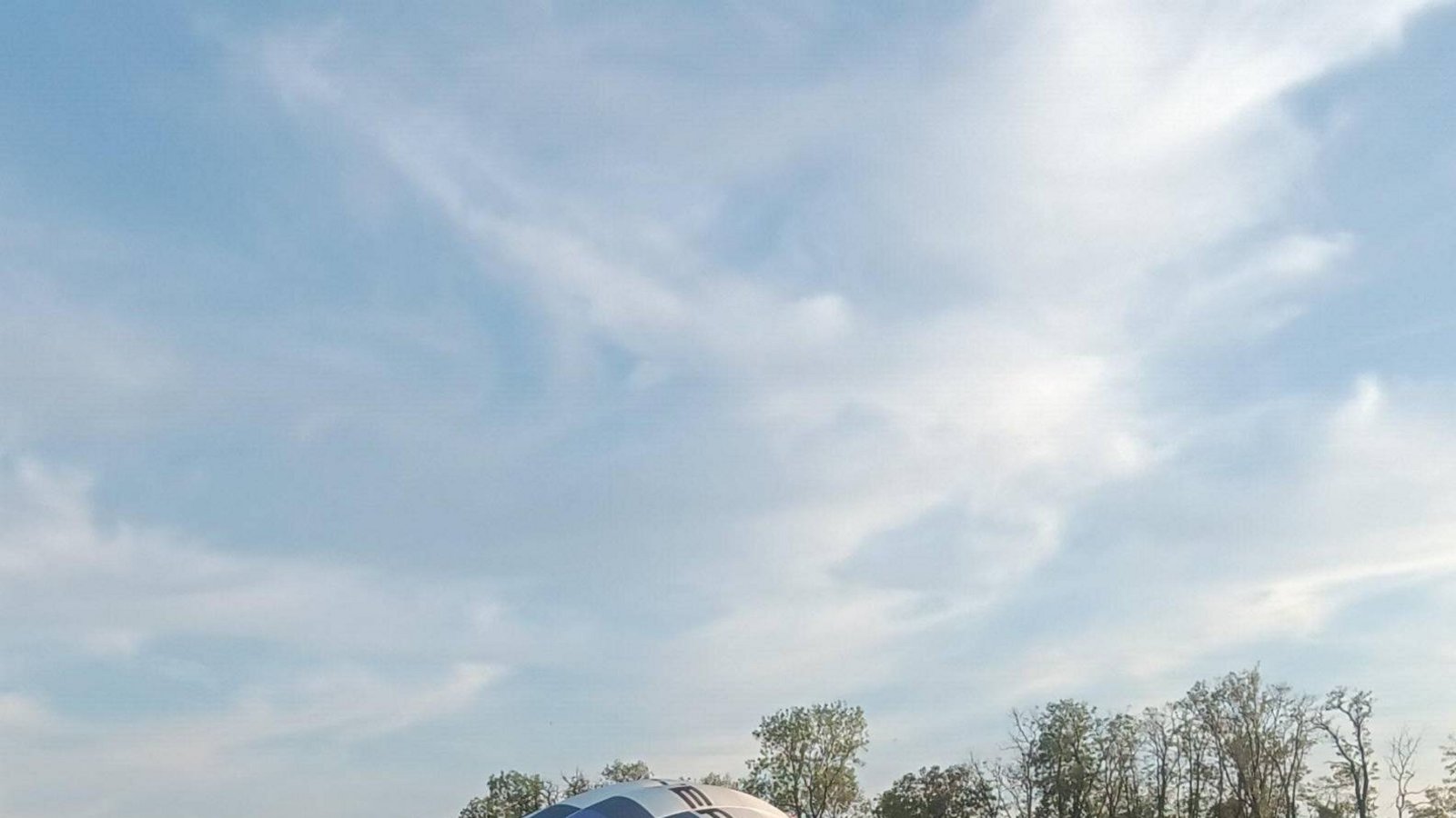 Vom Garten in den Vaihinger Köpfwiesen aus hat Uli Simecek am Feiertag einen Ballon beobachtet, der sich über Schloss Kaltensein langsam Richtung Bundesstraße absenkte. Gelandet ist der dann auf einem Feld unterhalb der B 10 neben dem Häckergelände. Und, so ergab Simeceks Rückfrage bei der Besatzung – es seien alle glücklich gelandet. Vom Garten in den Vaihinger Köpfwiesen aus hat Uli Simecek am Feiertag einen Ballon beobachtet, der sich über Schloss Kaltensein langsam Richtung Bundesstraße absenkte. Gelandet ist der dann auf einem Feld unterhalb der B 10 neben dem Häckergelände. Und, so ergab Simeceks Rückfrage bei der Besatzung – es seien alle glücklich gelandet.