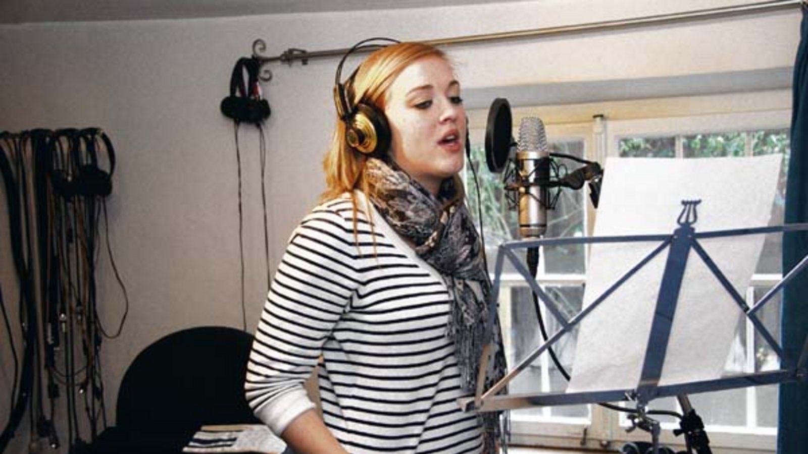 Laura Walter singt ihren ersten eigenen Song ein. Foto: Schmid