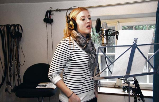 Laura Walter singt ihren ersten eigenen Song ein. Foto: Schmid