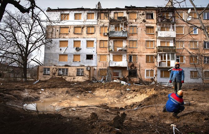 Cherson, die Heimatstadt unserer Autorin,  am 11. Januar:  Aufräumarbeiten nach einem russischen Bombenangriff<span class='image-autor'>Foto: Imago/Zuma Wire/Ximena Borrazas</span>