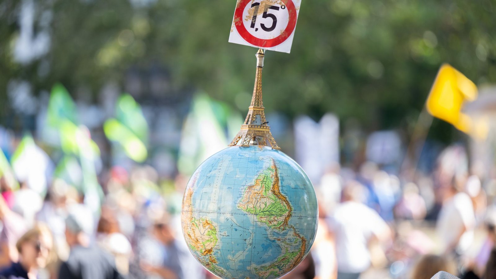 Einen Globus mit einem Miniatur-Eiffelturm und dem 1,5-Grad Ziel des Pariser Klimaschutzabkommens. Klimaschützer fordern mehr Entschlossenheit von den G20-Ländern (Archivfoto).Foto: Boris Roessler/dpa/Boris Roessler