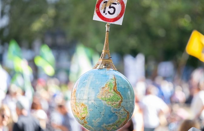 Einen Globus mit einem Miniatur-Eiffelturm und dem 1,5-Grad Ziel des Pariser Klimaschutzabkommens. Klimaschützer fordern mehr Entschlossenheit von den G20-Ländern (Archivfoto).<span class='image-autor'>Foto: Boris Roessler/dpa/Boris Roessler</span>