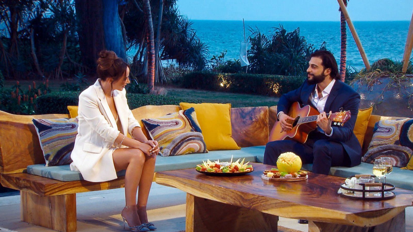 Überraschung: Kinan taucht plötzlich auf und will Jenny mit einem Lied beeindrucken.Foto: RTL