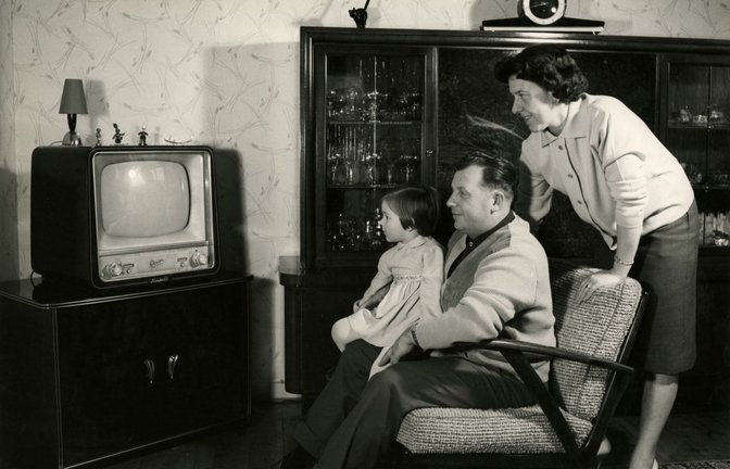 Vor dem Fernseher versammelten sich Jung und Alt.<span class='image-autor'>Foto: &nbsp;</span>