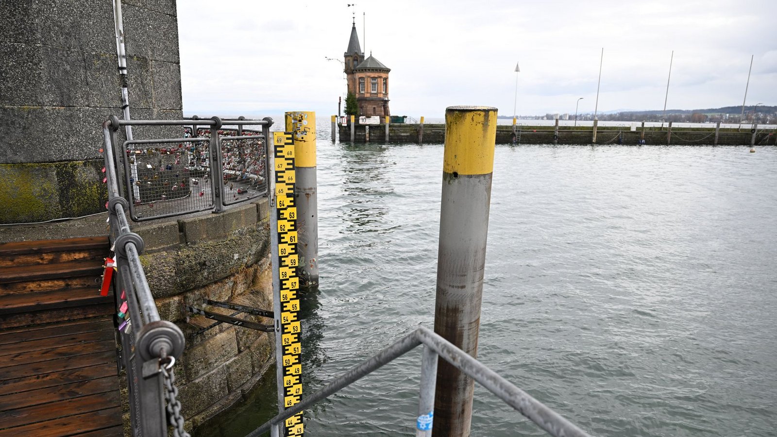 Am Konstanzer Hafen, unterhalb der Hafenschönheit Imperia, wird der Pegel gemessen.Foto: dpa/Felix Kästle