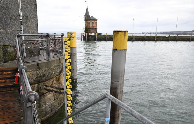 Am Konstanzer Hafen, unterhalb der Hafenschönheit Imperia, wird der Pegel gemessen.<span class='image-autor'>Foto: dpa/Felix Kästle</span>