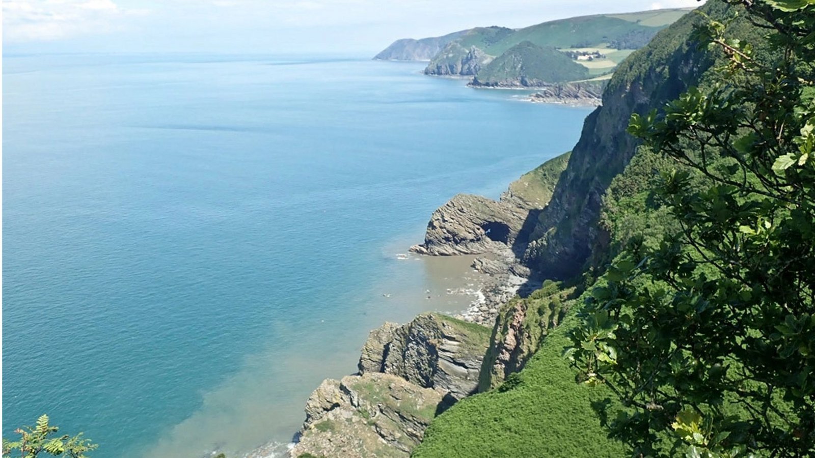 An dieser Stelle der Hangman-Sandstein-Formation nahe der  Stadt Minehead im Südwesten Englands liegt der Fundort.Foto: © Neil Davis