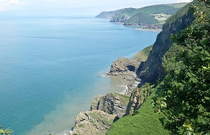 An dieser Stelle der Hangman-Sandstein-Formation nahe der  Stadt Minehead im Südwesten Englands liegt der Fundort.<span class='image-autor'>Foto: © Neil Davis</span>