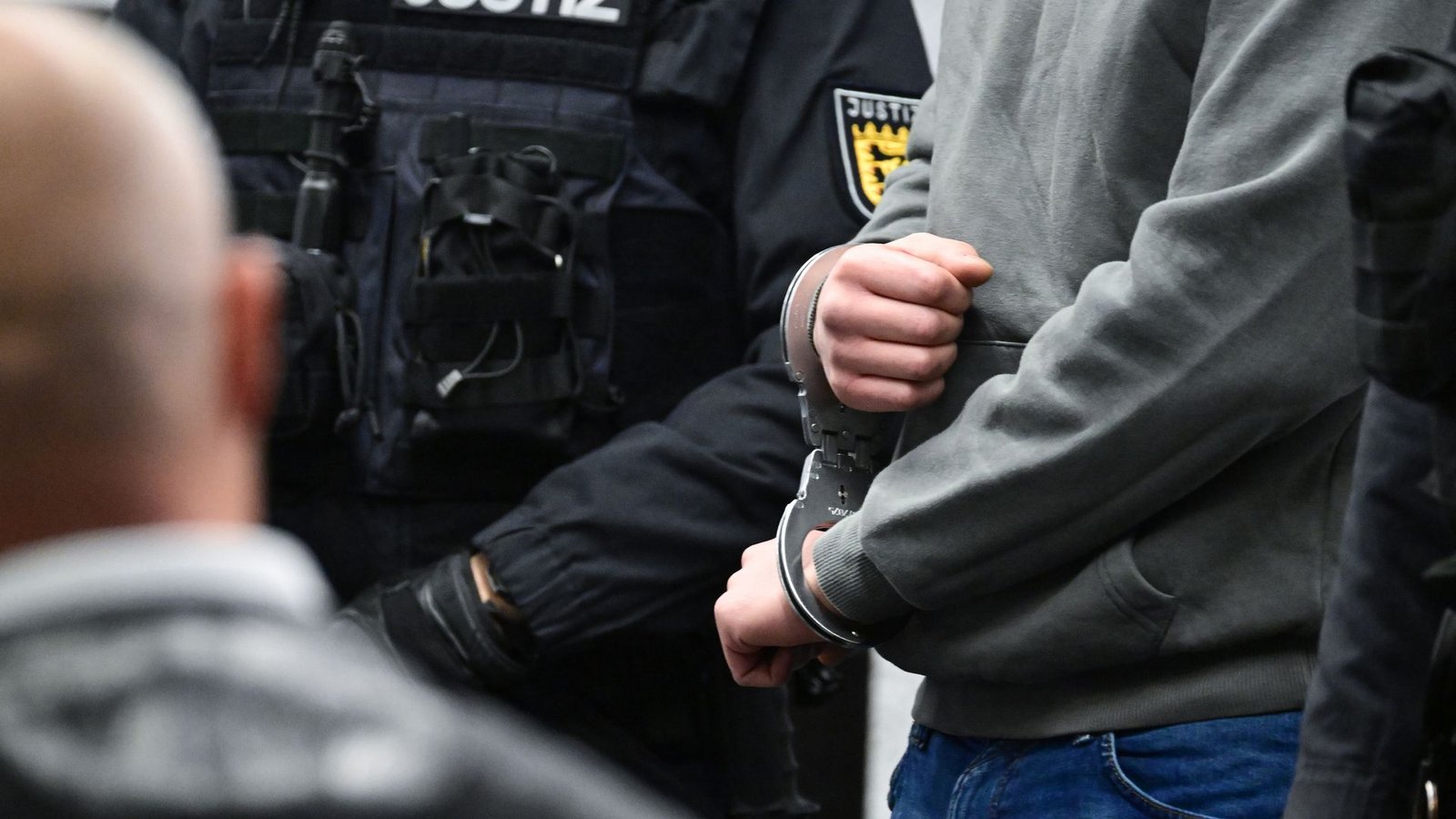 Die Staatsanwaltschaft fordert lebenslange Haft für den jüngeren Bruder - wegen Mordes und illegalen Autorennens mit Todesfolge.Foto: Bernd Weißbrod/dpa