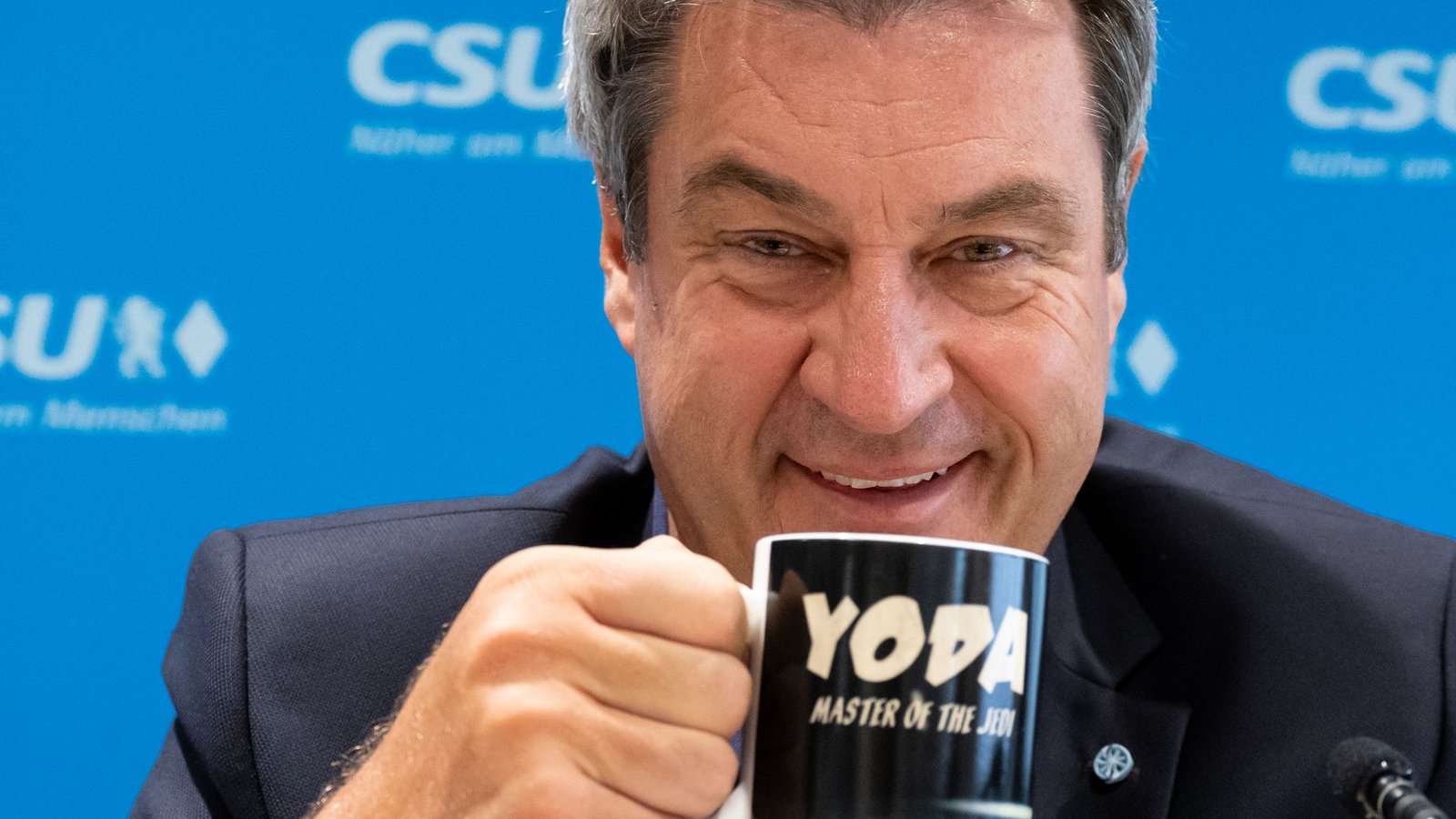 Söder mit Yoda-Tasse – eine beliebte Figur im Star Wars-KosmosFoto: Sven Hoppe/dpa