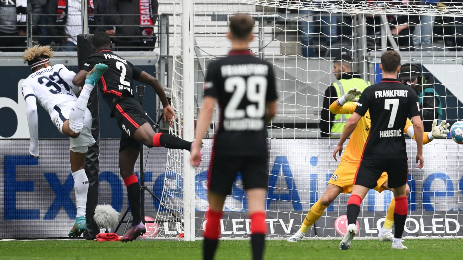 Georginio Rutter (l) rettete Hoffenheim einen Punkt bei Eintracht Frankfurt.Foto: Arne Dedert/dpa