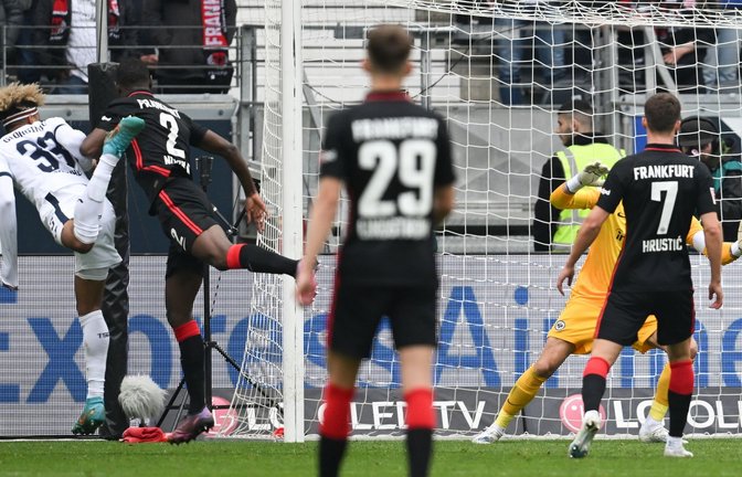 Georginio Rutter (l) rettete Hoffenheim einen Punkt bei Eintracht Frankfurt.<span class='image-autor'>Foto: Arne Dedert/dpa</span>