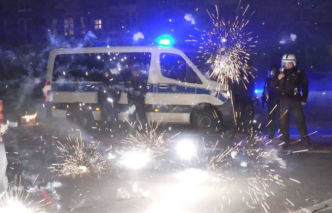 In Berlin gab es an Silvester massive Übergriffe auf Einsatzkräfte – aber nicht nur dort.<span class='image-autor'>Foto: dpa/Julius-Christian Schreiner</span>