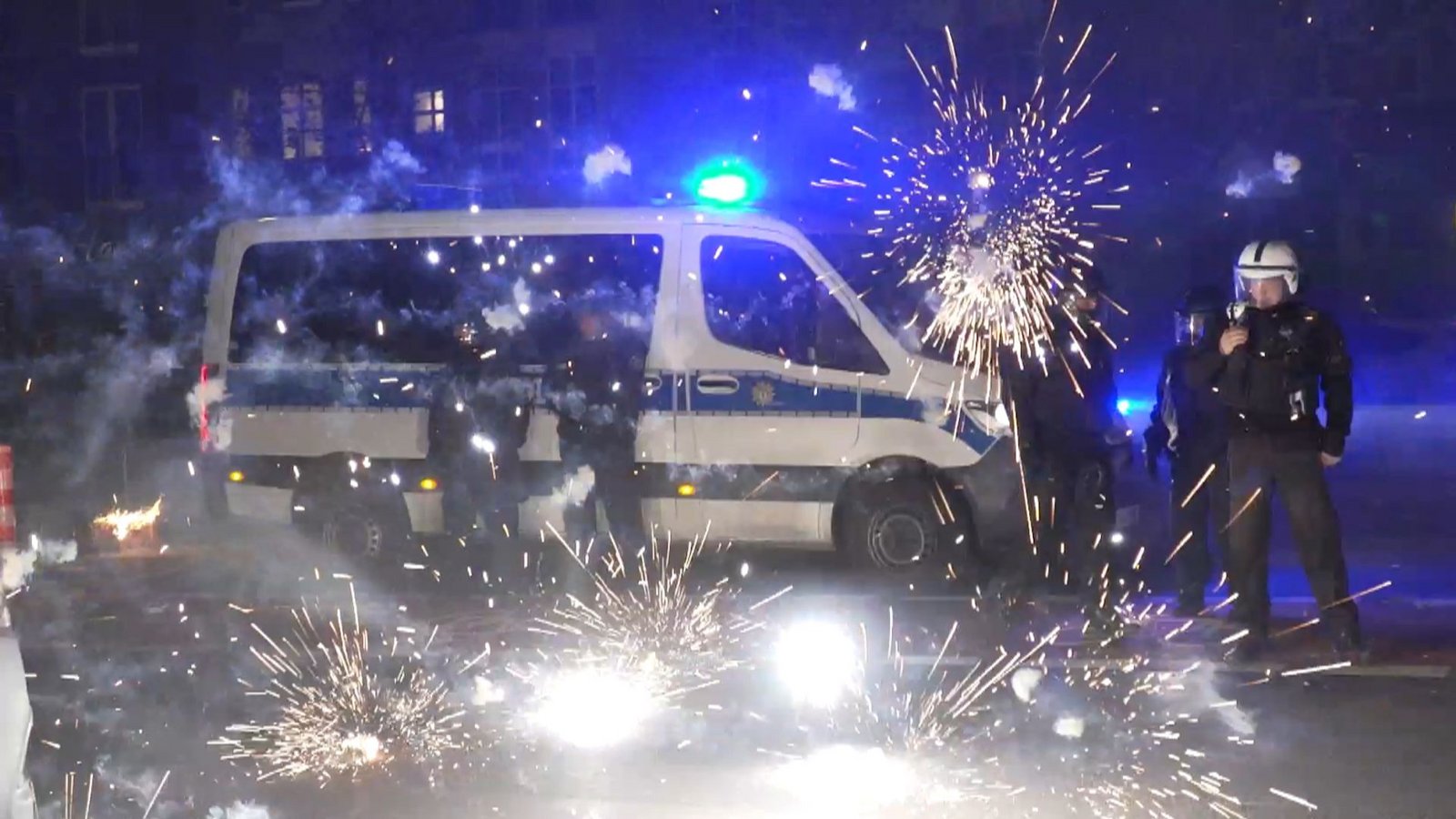 In Berlin gab es an Silvester massive Übergriffe auf Einsatzkräfte – aber nicht nur dort.Foto: dpa/Julius-Christian Schreiner