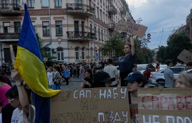 Demonstranten in Kiew protestieren gegen die Entscheidung, den Antikorruptionsbehörden die Unabhängigkeit zu entziehen.<span class='image-autor'>Foto: AFP</span>
