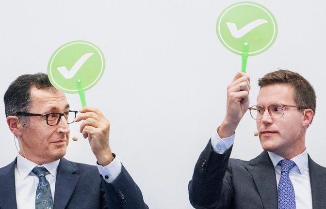 Cem Özdemir (links) und Manuel Hagel –  in Wirtschaftsfragen oftmals einig, wie hier vor der Landtagswahl auf einer Veranstaltung von BWIHK demonstriert.<span class='image-autor'>Foto: Marijan Murat/dpa</span>