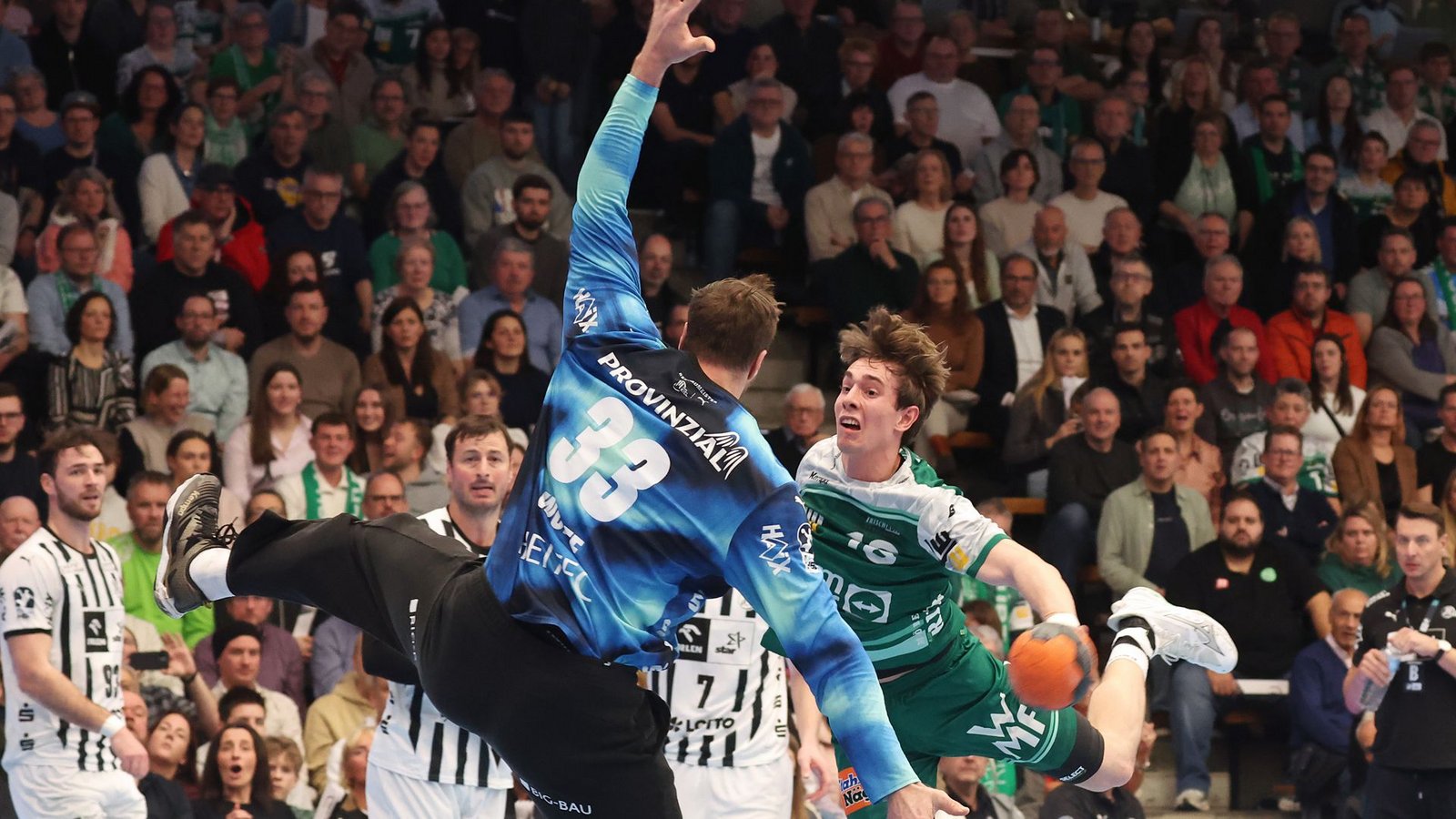 Rechtsaußen Fynn Hofele will den Ball an THW-Keeper Andreas Wolff vorbeibringen.Foto: Pressefoto Baumann Rechtsaußen Fynn Hofele will den Ball an THW-Keeper Andreas Wolff vorbeibringen.Foto: Pressefoto Baumann