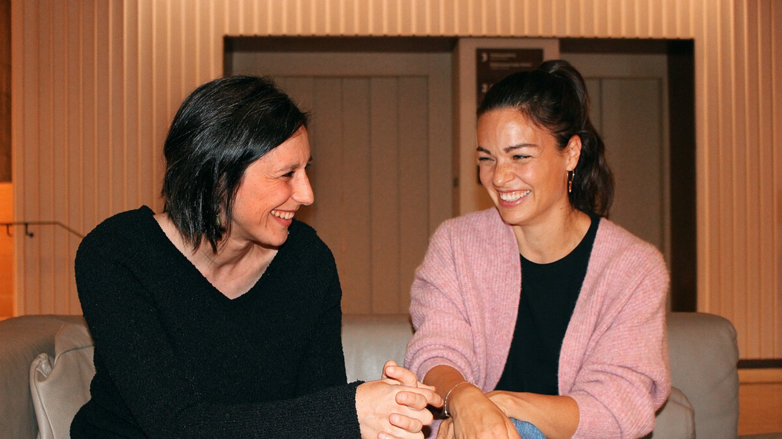 Die Stuttgarter Gynäkologin Katrin Gross (rechts) und ihre frühere WG-Mitbewohnerin Ronja Hoffmann reden in ihrem Podcast über Frauenthemen und Frauengesundheit.Foto: Holowiecki Die Stuttgarter Gynäkologin Katrin Gross (rechts) und ihre frühere WG-Mitbewohnerin Ronja Hoffmann reden in ihrem Podcast über Frauenthemen und Frauengesundheit.Foto: Holowiecki