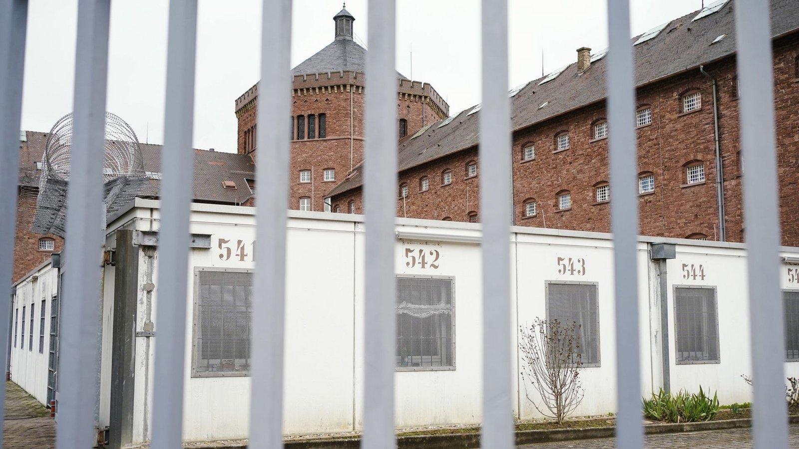 Die JVA in Bruchsal dürfte bald einen entflohenen Gefangenen zurückbekommen.Foto: dpa/Uwe Anspach