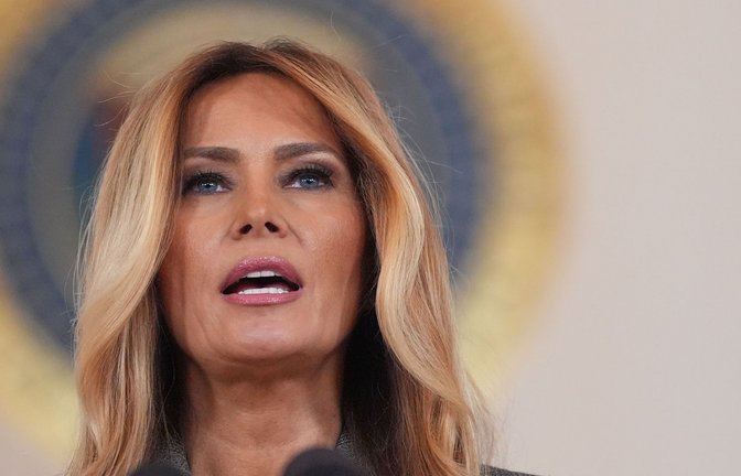 US-First Lady Melania Trump spricht im großen Foyer des Weißen Hauses zu Journalisten.<span class='image-autor'>Foto: Jacquelyn Martin/AP/dpa</span>