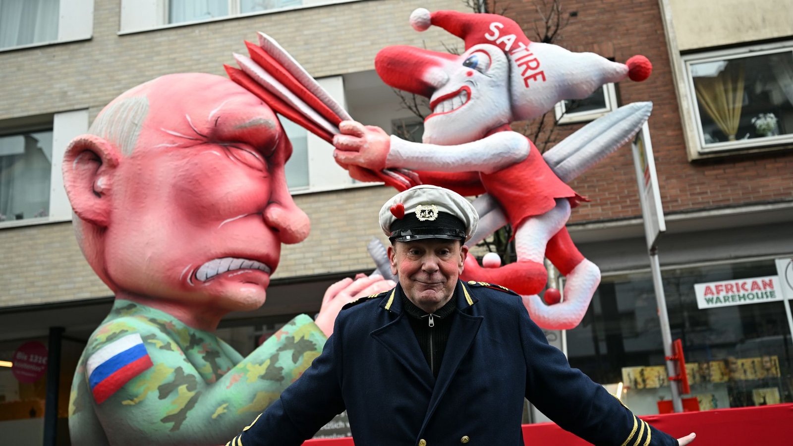 Der Künstler Jacques Tilly musste sich eines Angriffs Russlands auf die Kunstfreiheit erwehren. (Archivbild)Foto: Federico Gambarini/dpa