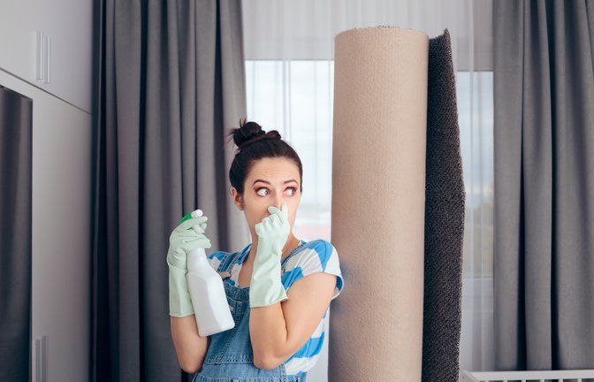 Trotz der Reinigung stinkt der Teppich noch...<span class='image-autor'>Foto: Nicoleta Ionescu / shutterstock.com</span>