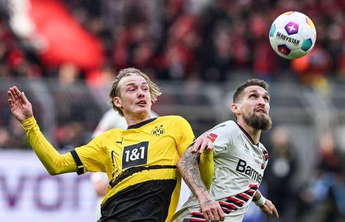 Dortmunds Julian Brandt und Leverkusens Robert Andrich kämpfen im Signal Iduna Park um den Ball.<span class='image-autor'>Foto: dpa/Federico Gambarini</span>