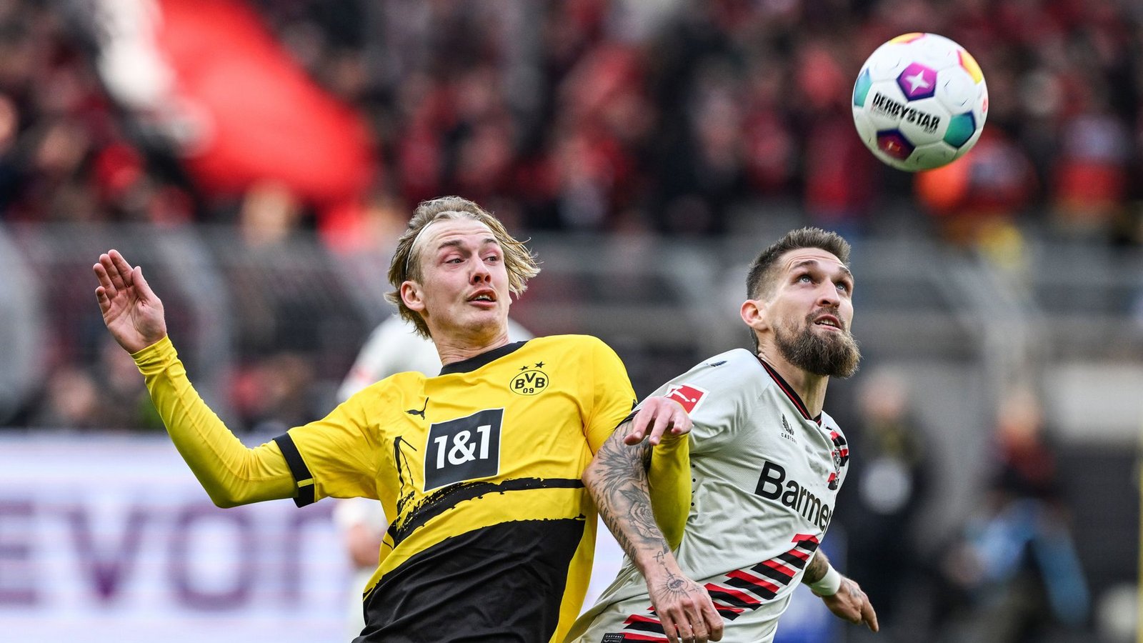 Dortmunds Julian Brandt und Leverkusens Robert Andrich kämpfen im Signal Iduna Park um den Ball.Foto: dpa/Federico Gambarini