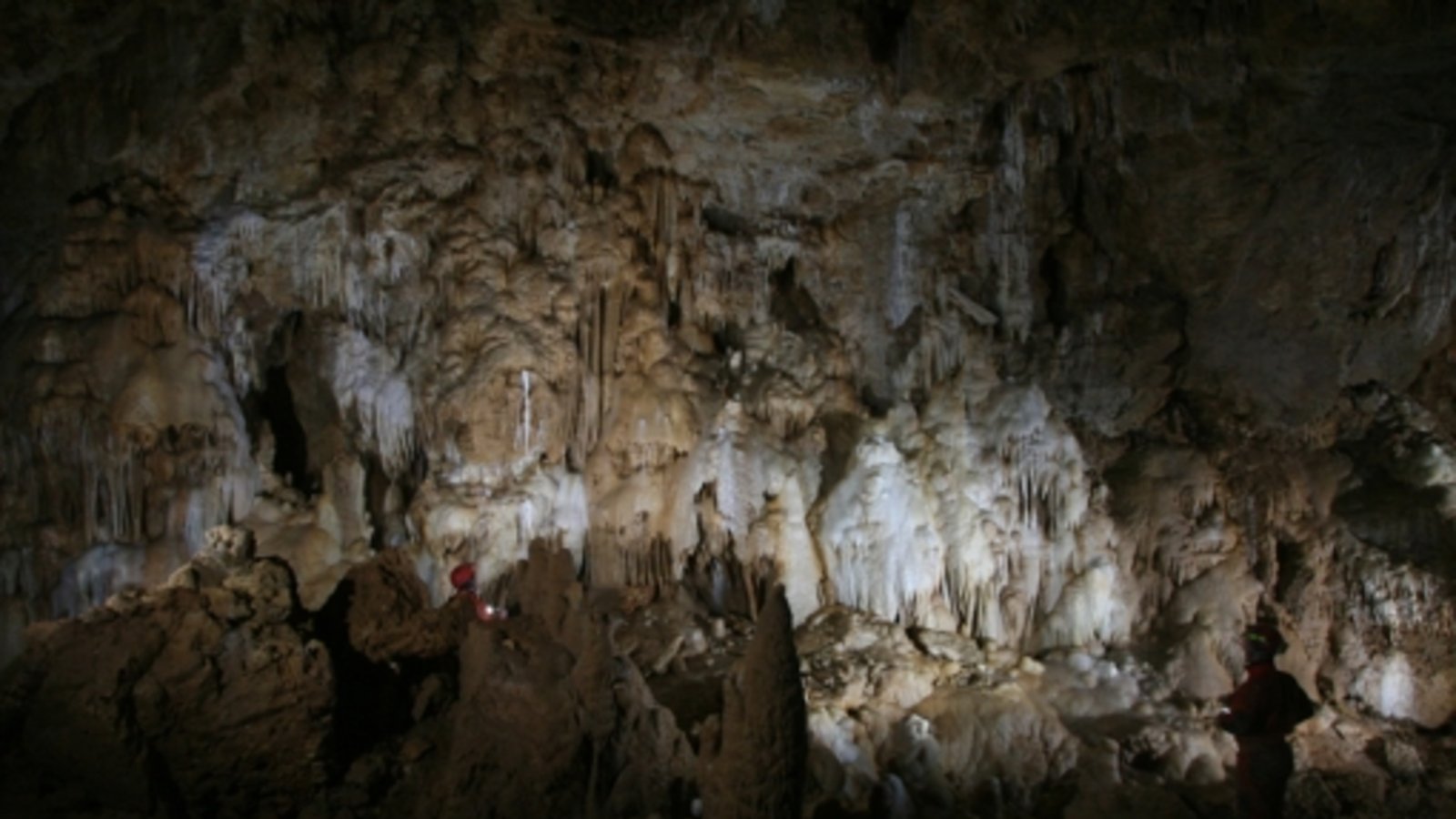 Sinterkaskaden aus glitzernden Kalkablagerungen im Drachenfelsgang.Foto: Markus Boldt/HvB Sinterkaskaden aus glitzernden Kalkablagerungen im Drachenfelsgang.Foto: Markus Boldt/HvB