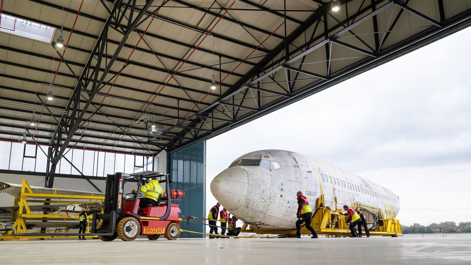 Die Geschichte des Flugzeugs soll die Herausforderungen der Demokratie veranschaulichen.Foto: dpa/Silas Stein Die Geschichte des Flugzeugs soll die Herausforderungen der Demokratie veranschaulichen.Foto: dpa/Silas Stein