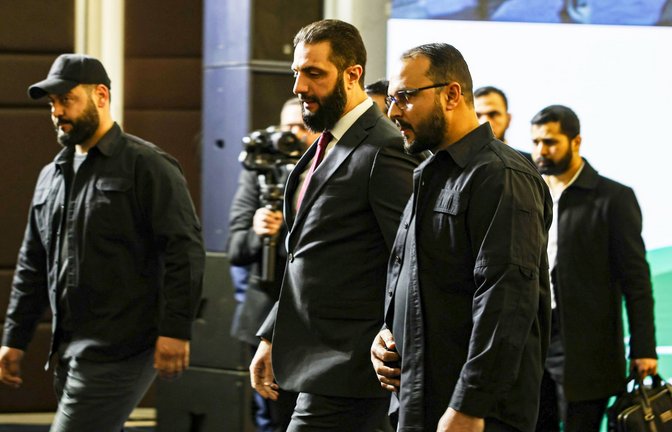Übergangspräsident Ahmed al-Scharaa (Mitte) bei der Zukunftskonferenz in Damaskus<span class='image-autor'>Foto: dpa/Omar Albam</span>