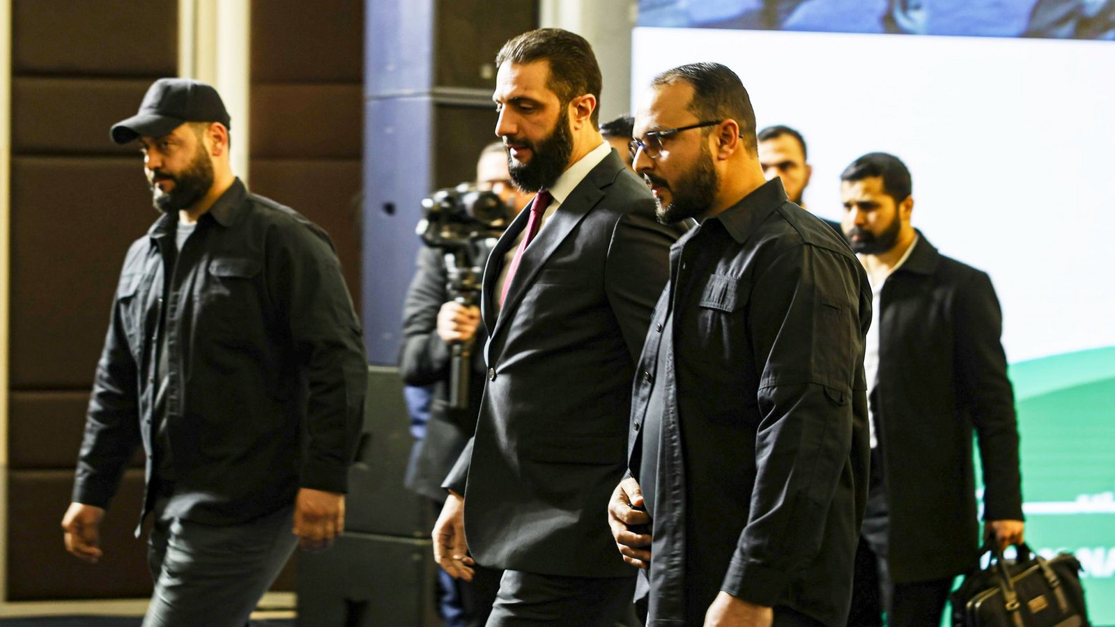 Übergangspräsident Ahmed al-Scharaa (Mitte) bei der Zukunftskonferenz in DamaskusFoto: dpa/Omar Albam