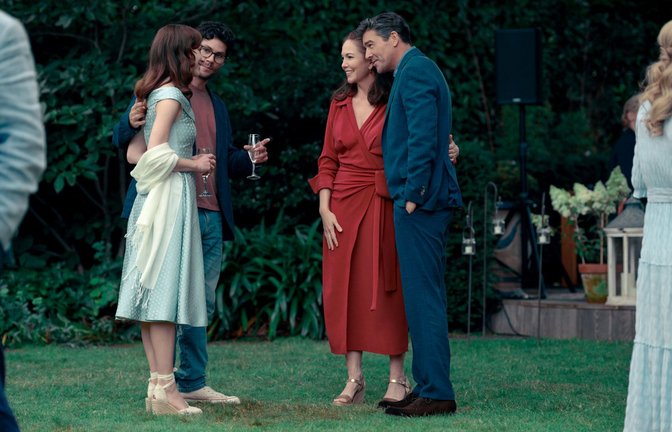 Bei einem Familientreffen soll Liz (Phoebe Dynevor, li.) die Eltern (Diane Lane, Kyle Chandler) ihres neuen Freundes Josh (Dylan O’Brian) kennenlernen.<span class='image-autor'>Foto: epd</span>