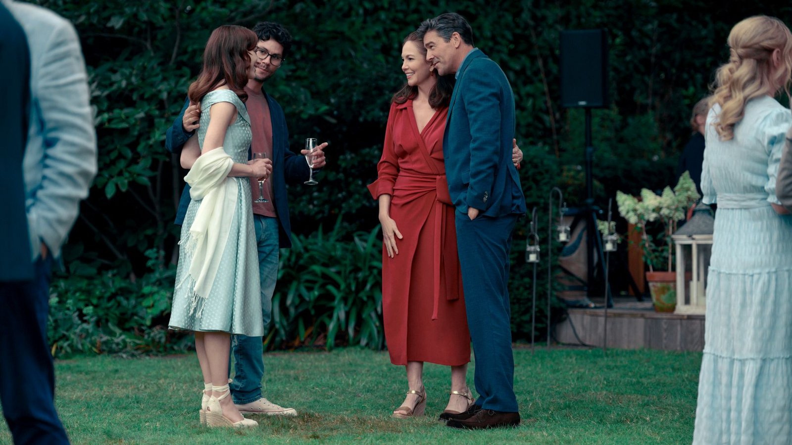 Bei einem Familientreffen soll Liz (Phoebe Dynevor, li.) die Eltern (Diane Lane, Kyle Chandler) ihres neuen Freundes Josh (Dylan O’Brian) kennenlernen.Foto: epd Bei einem Familientreffen soll Liz (Phoebe Dynevor, li.) die Eltern (Diane Lane, Kyle Chandler) ihres neuen Freundes Josh (Dylan O’Brian) kennenlernen.Foto: epd