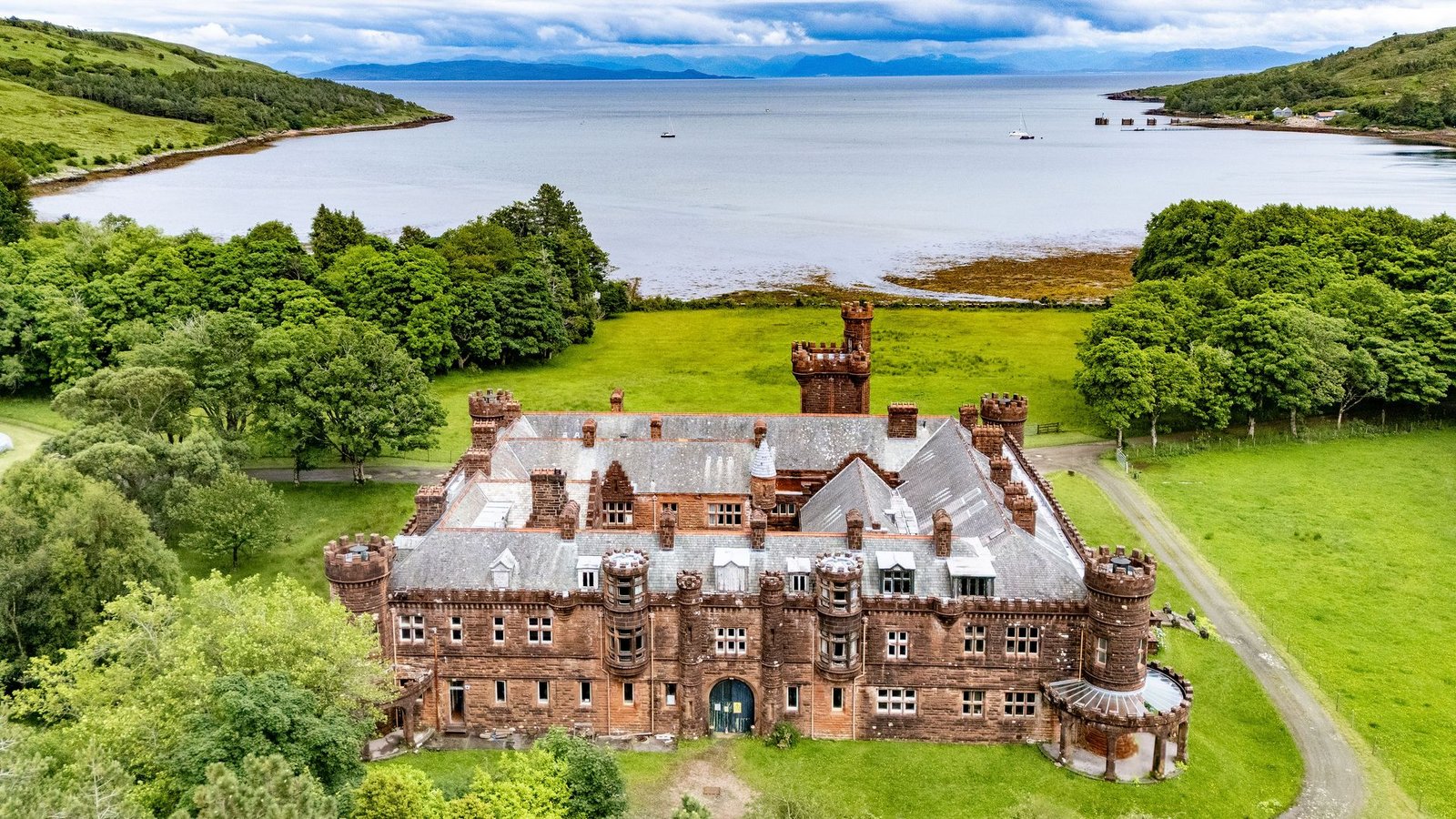 Kinloch Castle verfügt über sieben repräsentative Gesellschaftsräume und 20 Schlafzimmer. (Foto: Nest Marketing/NatureScot /PA Media/dpa)Foto: Nest Marketing/NatureScot /PA Media/dpa Kinloch Castle verfügt über sieben repräsentative Gesellschaftsräume und 20 Schlafzimmer. (Foto: Nest Marketing/NatureScot /PA Media/dpa)Foto: Nest Marketing/NatureScot /PA Media/dpa