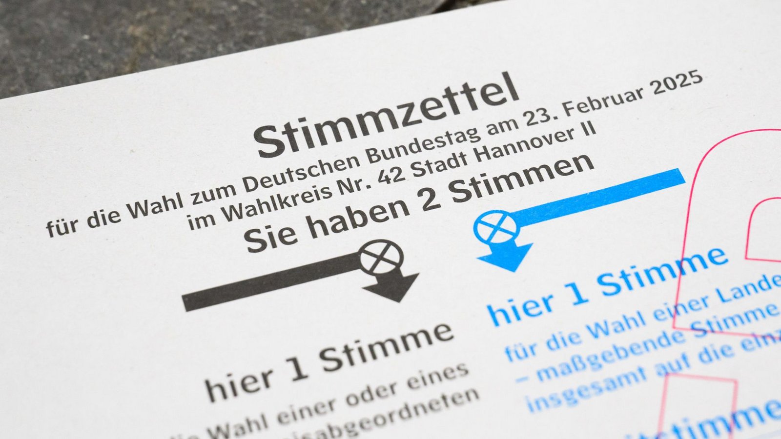 Ein Stimmzettel für die Bundestagswahl 2025 liegt als Muster in der Briefwahlstelle im Neuen Rathaus.Foto: dpa/Julian Stratenschulte Ein Stimmzettel für die Bundestagswahl 2025 liegt als Muster in der Briefwahlstelle im Neuen Rathaus.Foto: dpa/Julian Stratenschulte