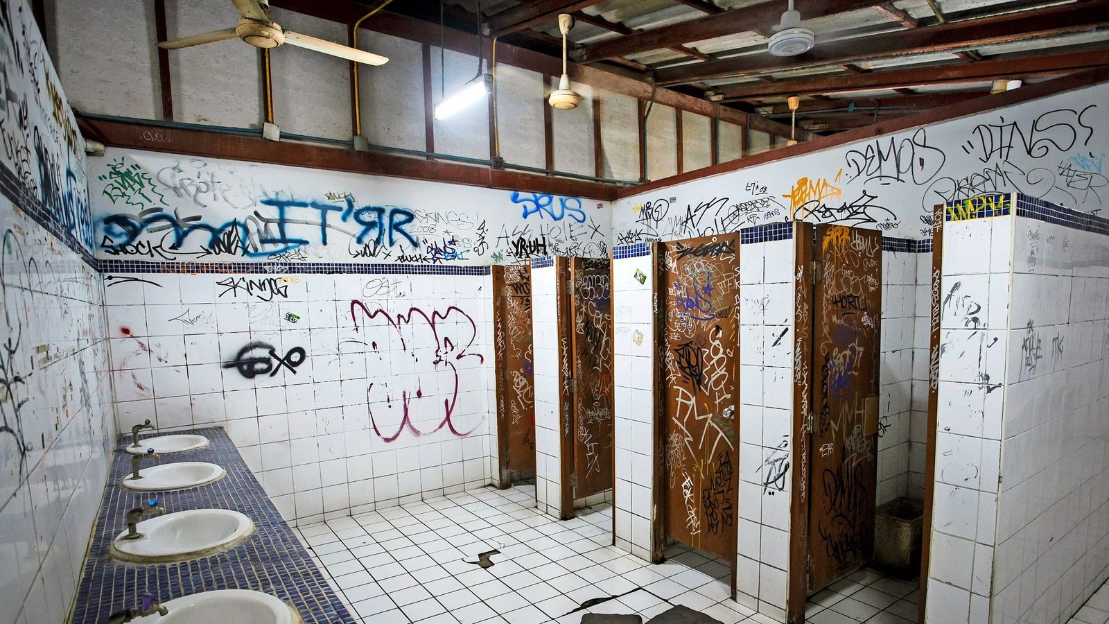 Graffiti und Schmutz: Ein Wohlfühlort sieht wirklich anders aus.Foto: Sam D'Cruz - stock.adobe.com Graffiti und Schmutz: Ein Wohlfühlort sieht wirklich anders aus.Foto: Sam D'Cruz - stock.adobe.com
