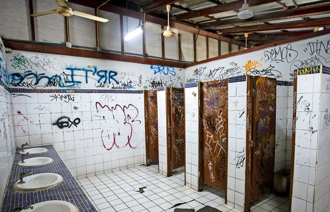 Graffiti und Schmutz: Ein Wohlfühlort sieht wirklich anders aus.<span class='image-autor'>Foto: Sam D'Cruz - stock.adobe.com</span>